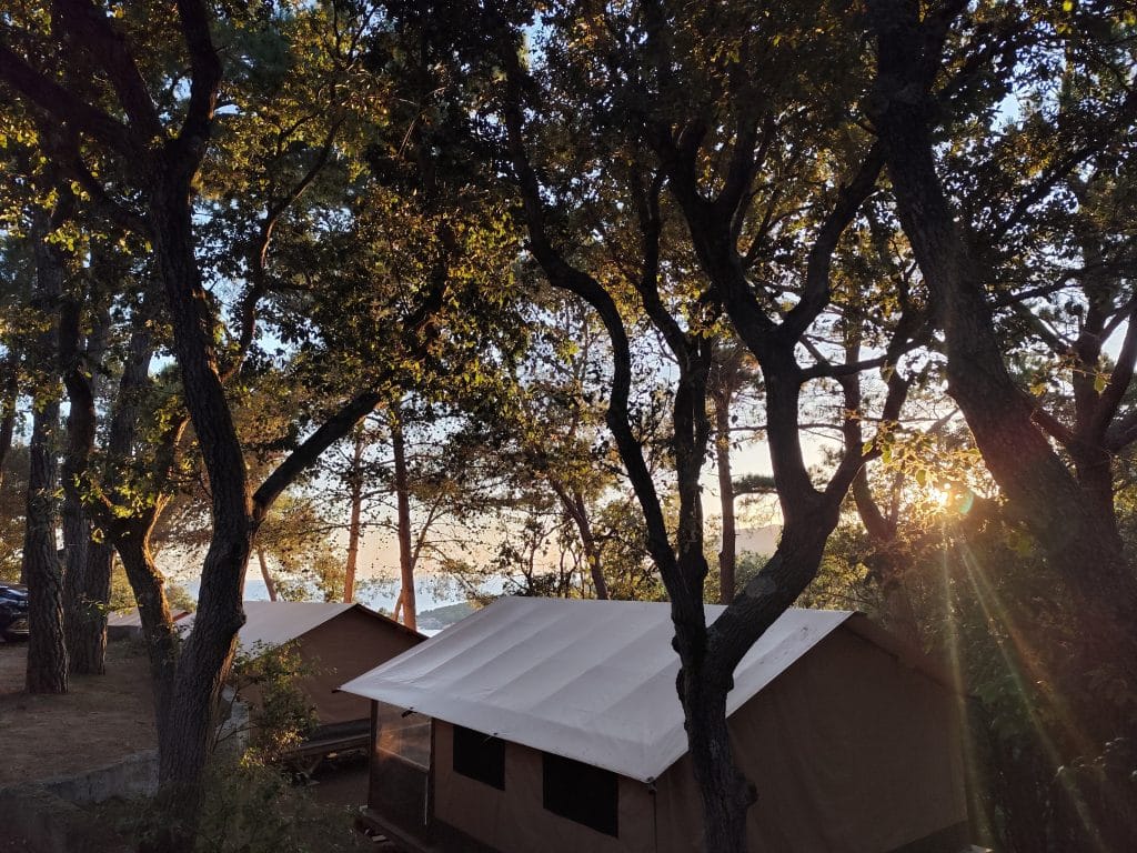 Camping L'esplanade : Vue Sur Lodge